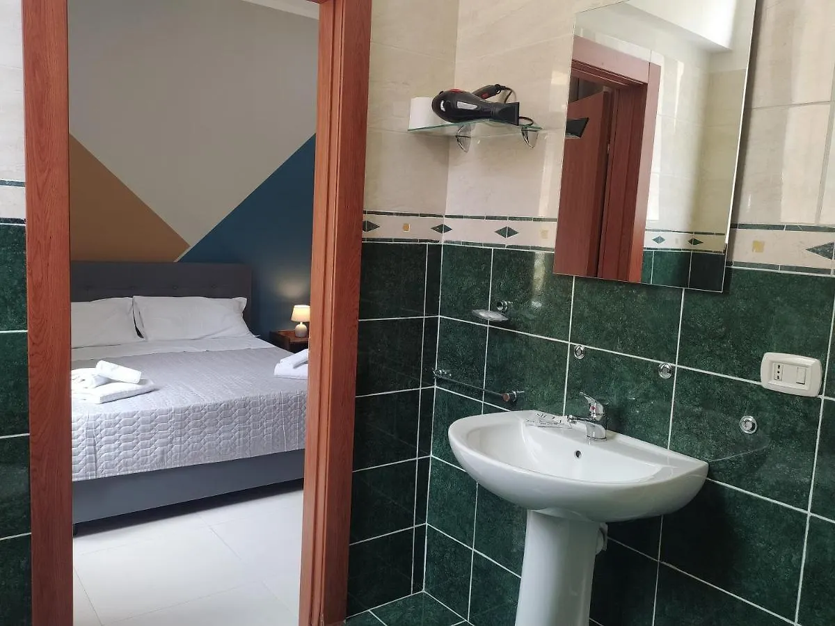 Royal Rooms Station Napoli 0*, Naples